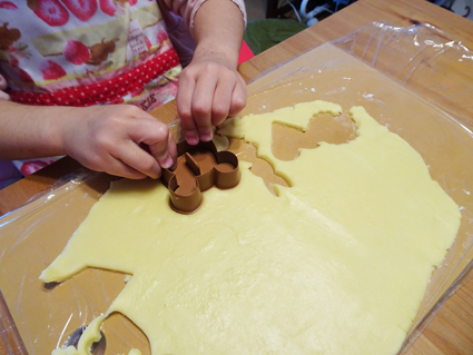 4歳の娘との型抜きクッキー作り。